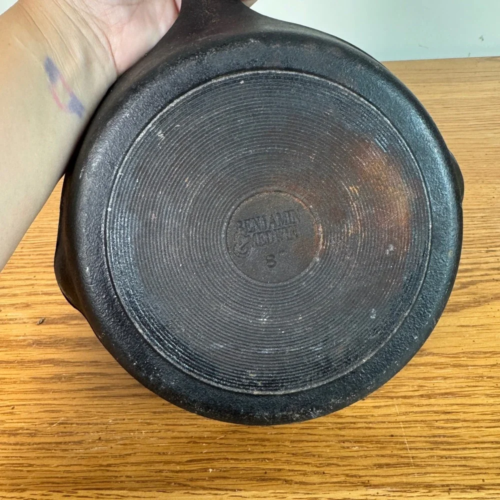 Benjamin & Medwin 8 Inch Cast Iron Skillet Frying Pan Black Round Spouted